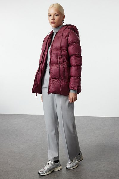 Trendyol Collection Wasserabweisende, weinrote Pufferjacke – mit Kapuze und Kordelzug an der Taille, reguläre Passform TWOAW25MO00164