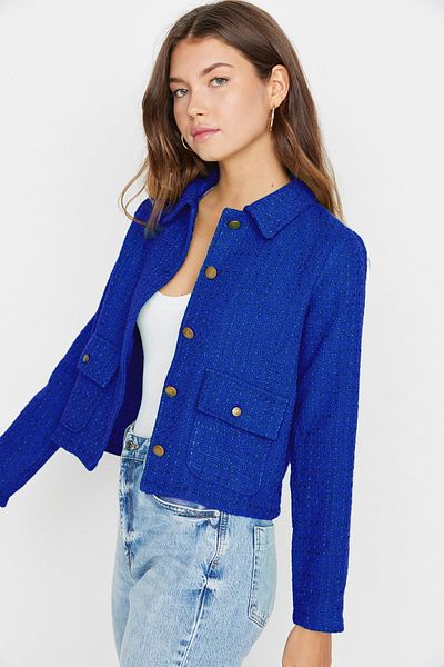 Trendyol Collection Blaue, taillierte, karierte Crop-Webjacke mit Taschendetail TWOAW23CE00140