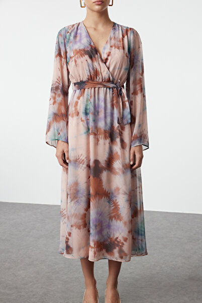 Trendyol Collection Διπλός γιακάς σε γραμμή Α - Μαξι Φόρεμα από σιφόν, αφηρημένο σχέδιο και φόδρα με ζώνη Twoaw25el00251