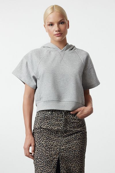 Trendyol Collection Bequeme Passform – Graues Crop-Strick-Sweatshirt, Mondärmel-Kapuze TWOAW25SW00121