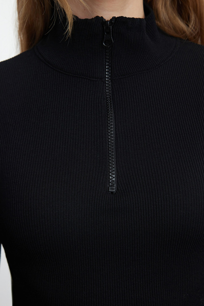 Trendyol Collection Flexibilní černá pletená halenka na zip – padnoucí na tělo, TWOAW25BZ00163