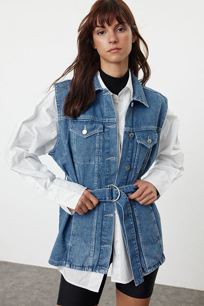 Trendyol Collection Übergroße blaue Jeansweste mit Gürtel, TWOAW25YE00062