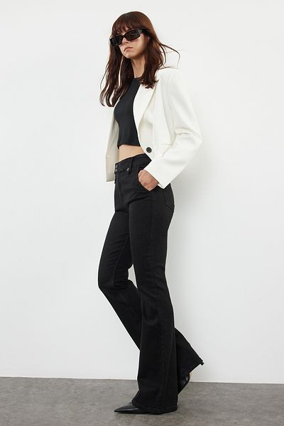 Trendyol Collection Schwarze Schlagjeans mit hoher Taille - Taillendetails TWOAW25JE00183