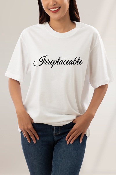 FANA تي شيرت نسائي كبير الحجم - مطبوع عليه شعار IRREPLACEABLE