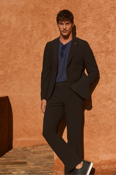 ALTINYILDIZ CLASSICS بدلة رجالية سوداء بقصة ضيقة ورباط على الخصر ورقبة أحادية