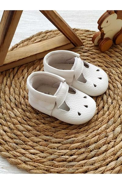 MİNİBİRİ حذاء بدون كعب للأطفال من الجلد الطبيعي باللون الأبيض من Cozy Model، أحذية الخطوة الأولى