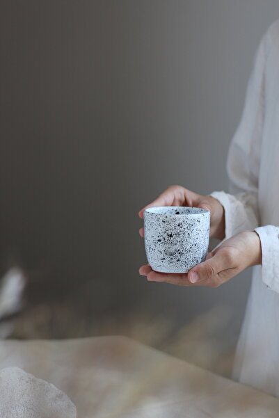 Emine toprak ürünleri كوب أوندو إيرث أبيض بدون مقبض - مرقط يدويًا