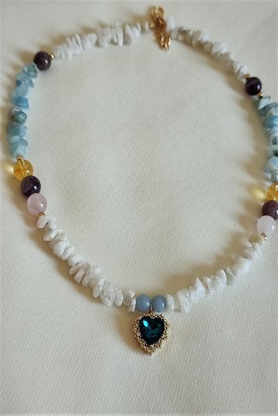 badeaccessories أنجيليت من الحجر الطبيعي - قلادة على شكل قلب من الكوارتز الوردي والجمشت والسترين