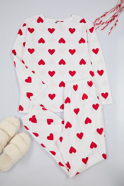 Trendyol Curve Pyjama-Set aus weißem T-Shirt und Jogginghose mit Herzmotiv – TBBAW23AI00021