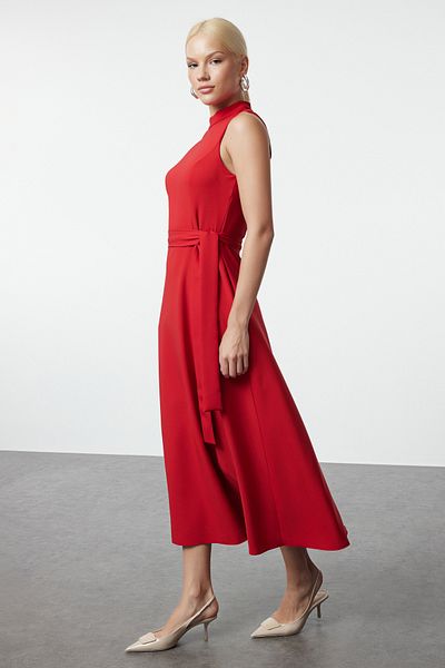 Trendyol Collection Állványgalléros Midi ruha - piros, övvel és deréktól nyíló Twoaw25el00136