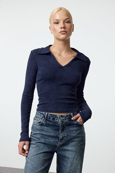 Trendyol Collection Bluzka z dzianiny prążkowanej z kołnierzykiem polo - granatowy, efekt antyczny/blady Twoaw25bz00164