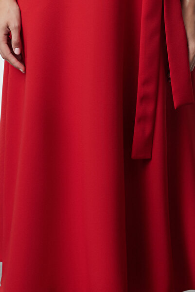 Trendyol Collection Állványgalléros Midi ruha - piros, övvel és deréktól nyíló Twoaw25el00136