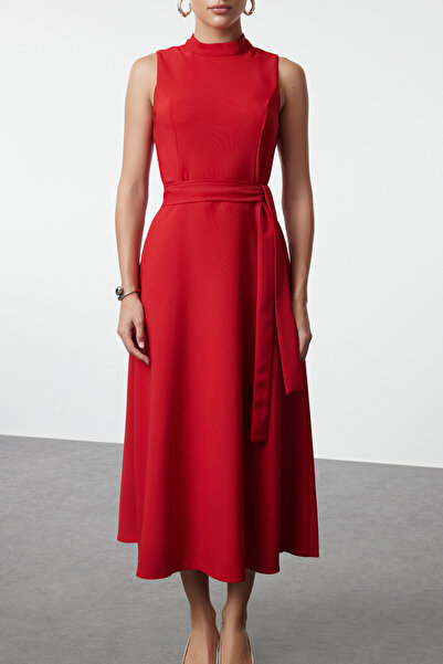 Trendyol Collection Állványgalléros Midi ruha - piros, övvel és deréktól nyíló Twoaw25el00136