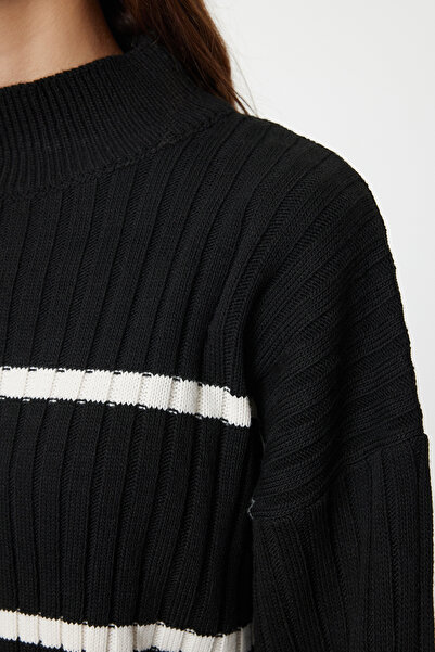 Trendyol Collection Pulover din tricotaje cu dungi negre Wide Fit - TWOAW24KZ00557