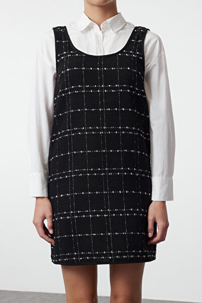 Trendyol Collection Mini Tweed Gilet Dress - Černý kostkovaný a kostkovaný design Twoaw25el00278