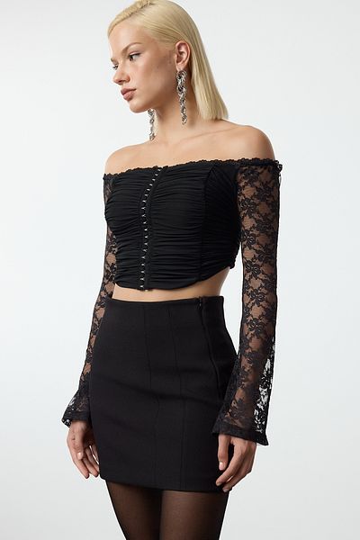 Trendyol Collection Δαντελένια μπλούζα σε μαύρο χρώμα TPRAW25BZ00014