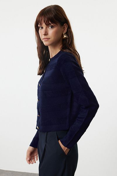 Trendyol Collection Crew nyakú sötétkék kötöttáru kardigán - kabát megjelenés TWOAW24HI00337