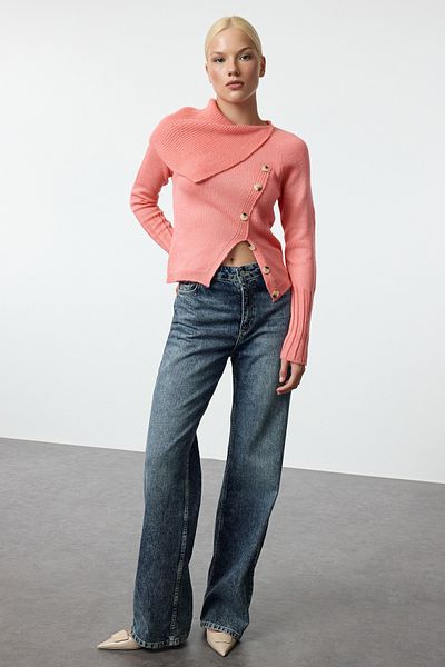 Trendyol Collection Měkký úpletový svetr – límec broskvový, asymetrický detail knoflíku TWOAW25KZ00092