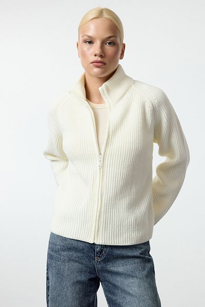 Trendyol Collection Strickjacke mit Stehkragen und Reißverschluss in Ecru – TWOAW25HI00099
