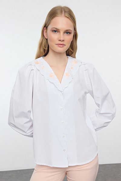 Trendyol Collection Fehér szőtt ing hímzéssel - normál szabású TWOAW25GO00084