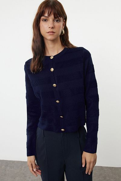 Trendyol Collection Crew nyakú sötétkék kötöttáru kardigán - kabát megjelenés TWOAW24HI00337
