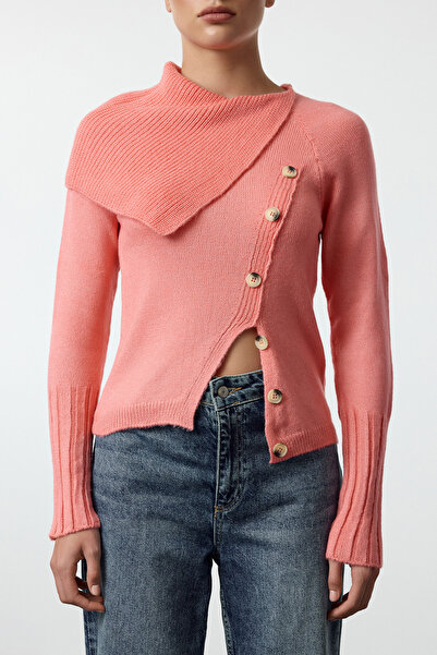 Trendyol Collection Miękki sweter z dzianiny - brzoskwiniowy kołnierzyk, asymetryczne guziki TWOAW25KZ00092