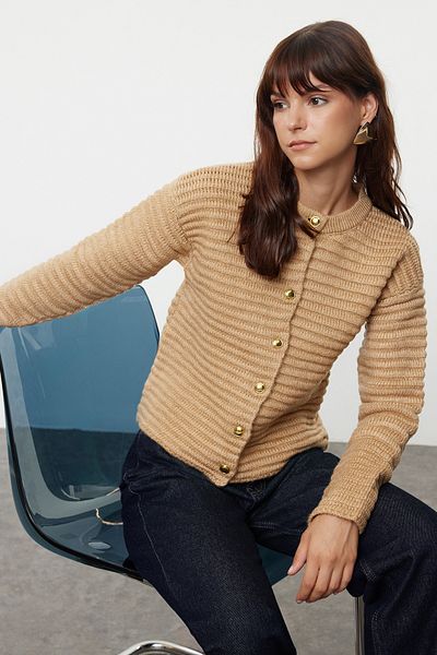 Trendyol Collection Camel Knitwear Cardigan mit Rundhalsausschnitt – Jackenoptik, strukturiert TWOAW25HI00141