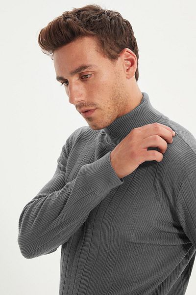 Trendyol Collection Grauer Rollkragenpullover mit regulärer Passform TMNAW21KZ2502