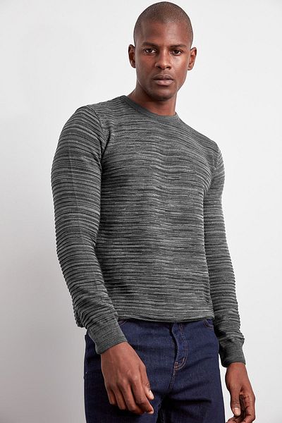 Trendyol Collection Anthrazitfarbener Strickpullover mit Rundhalsausschnitt und schmaler Passform – Farbverlauf TMNAW20LS0008