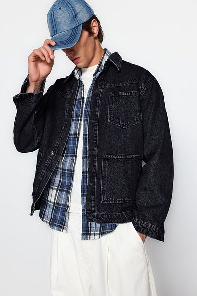 Trendyol Collection Schwarze Denim-Jeansjacke mit normaler Passform – 100 % Baumwolle TMNAW24CE00004