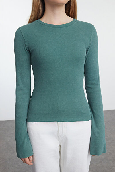 Trendyol Collection Pružná pletená halenka s khaki šňůrou – španělský rukáv, bledý efekt, střih na tělo Twoaw25bz00159