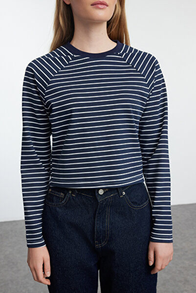Trendyol Collection Εύκαμπτο μπλουζάκι με μαύρη ριγέ μανίκια Raglan - TWOAW25TS00009