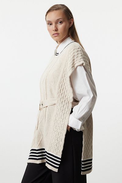 Trendyol Modest Пуловер от трикотаж - кремав цвят, странична плитка за коса, TCTAW25UV00010