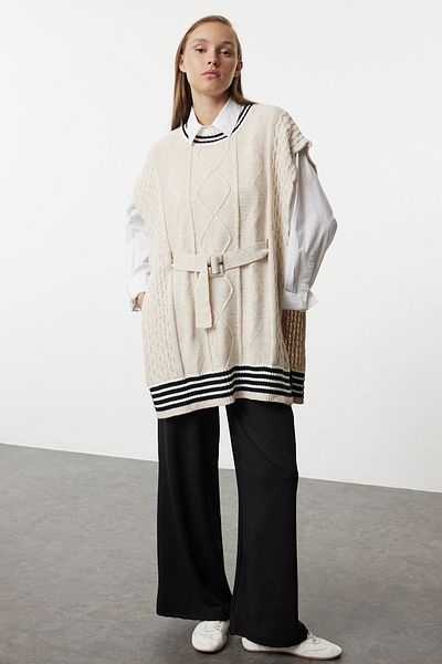 Trendyol Modest Пуловер от трикотаж - кремав цвят, странична плитка за коса, TCTAW25UV00010