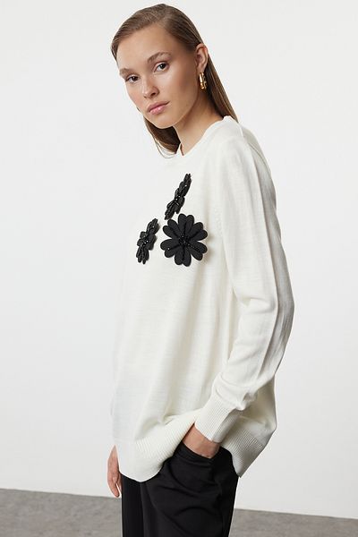 Trendyol Modest Strickpullover mit großem Blumenmuster in Stein - TCTAW25AK00045