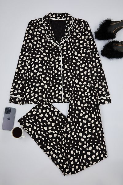 Trendyol Collection Sada černého bavlněného pyžama s leopardím vzorem – košile a kalhoty THMAW21PT0489