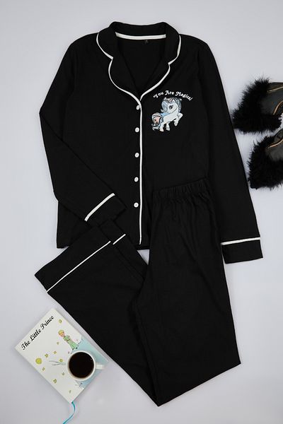 Trendyol Collection Sada bavlněného pyžama s potiskem Black Slogan – detail paspulky, Thmaw25pt00005