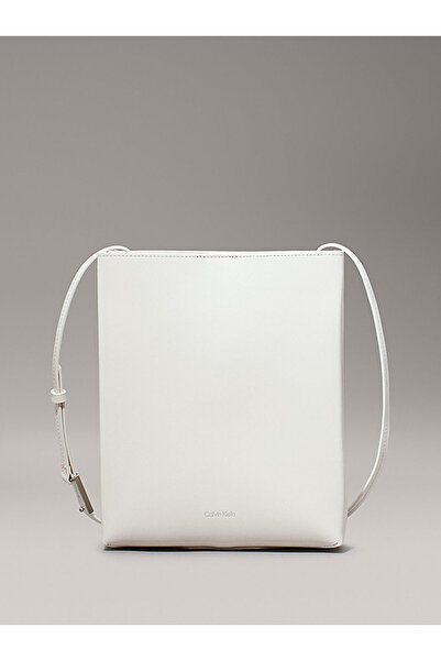 Calvin Klein حقيبة كروس جلدية