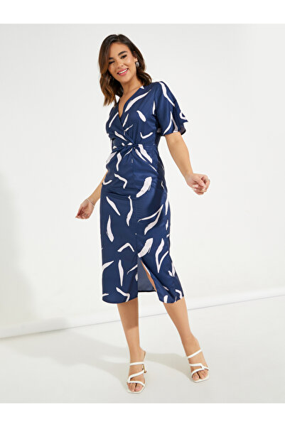 Styli فستان ميدي مطبوع بقصّة ملفوفة وأكمام فلوت