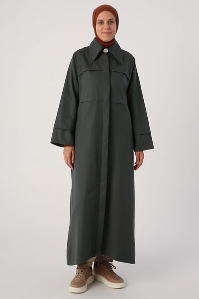 ALLDAY Geräucherte Abaya mit spitzem Kragen und versteckter Knopfleiste