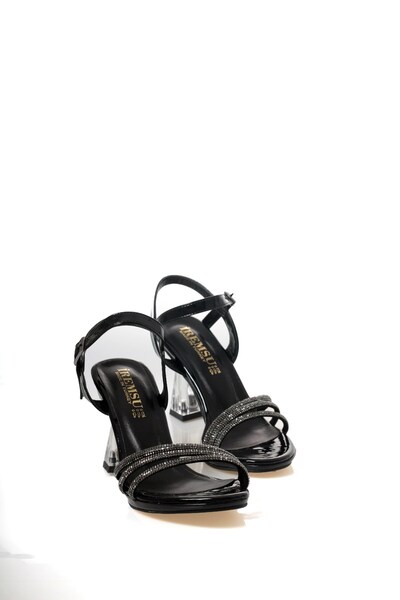 ayakkabiyolla حذاء بكعب شفاف بثلاثة خطوط بلون الشمبانيا