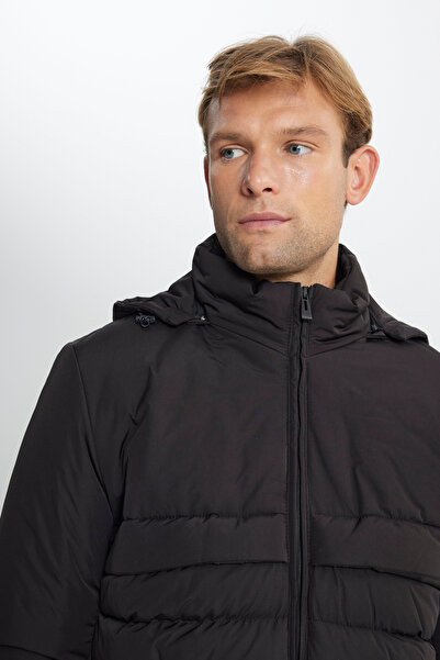 AC&Co / Altınyıldız Classics Pánský černý kabát – standardní střih, odepínací kapuce, stojáček a boční kapsa