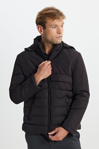 AC&Co / Altınyıldız Classics Pánský černý kabát – standardní střih, odepínací kapuce, stojáček a boční kapsa