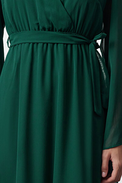 Trendyol Collection Smaragdově zelené šifonové maxi šaty – s páskem, A-line, dvojitý límec, podšité Twoaw25el00251