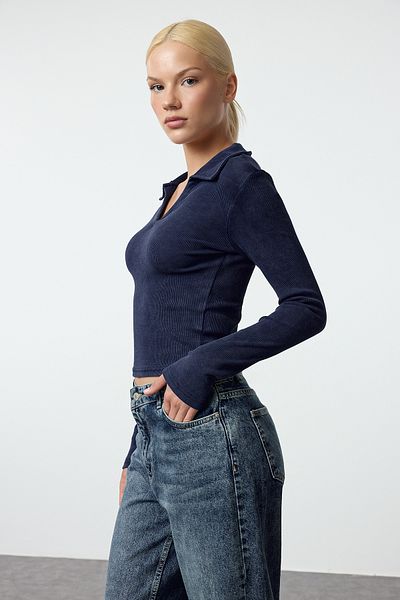 Trendyol Collection Bluzka z dzianiny prążkowanej z kołnierzykiem polo - granatowy, efekt antyczny/blady Twoaw25bz00164