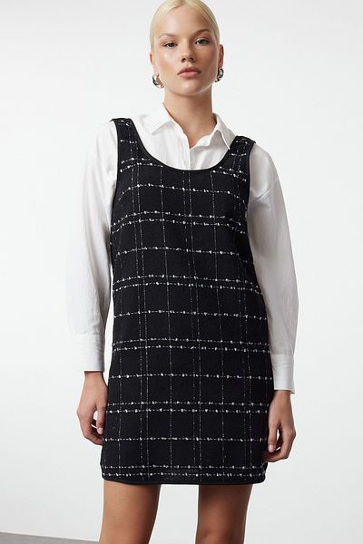 Trendyol Collection Mini Tweed Gilet Dress - Černý kostkovaný a kostkovaný design Twoaw25el00278