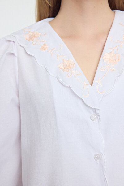 Trendyol Collection Fehér szőtt ing hímzéssel - normál szabású TWOAW25GO00084