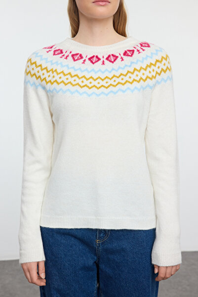 Trendyol Collection Ecru pletený svetr s etnickým vzorem – měkká textura, baret, model TWOAW25KZ00216
