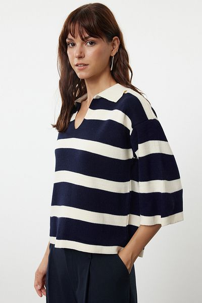 Trendyol Collection Gestreifter Strickpullover mit Polokragen – Creme TWOAW23BZ00001