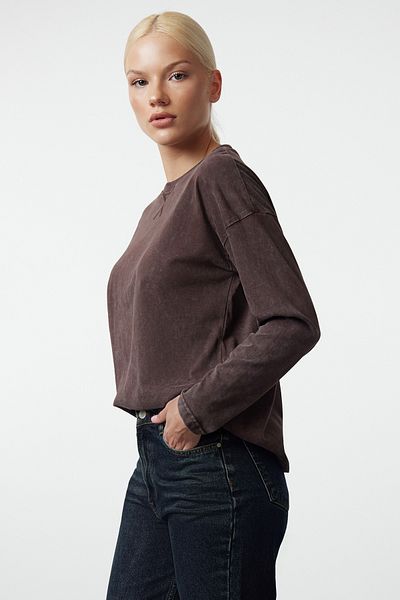 Trendyol Collection ComfortTable FiT - Hnědé pletené tričko s výstřihem TWOAW24TS00006